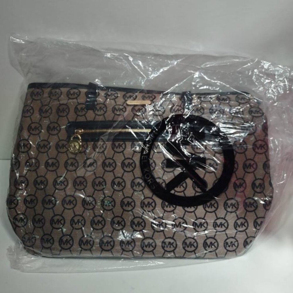 Michael Kors New Tote - Picture 7 of 7